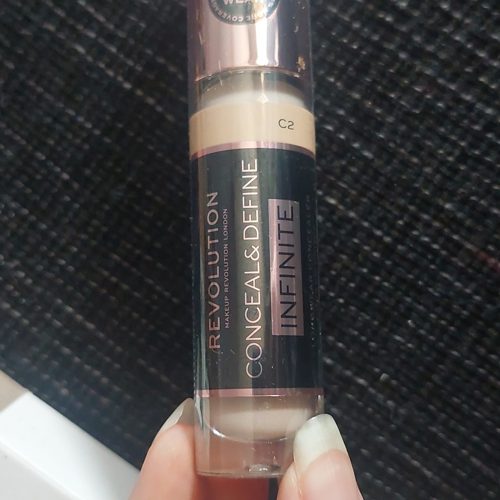 New makeup revolution infinite XL Concealer C2